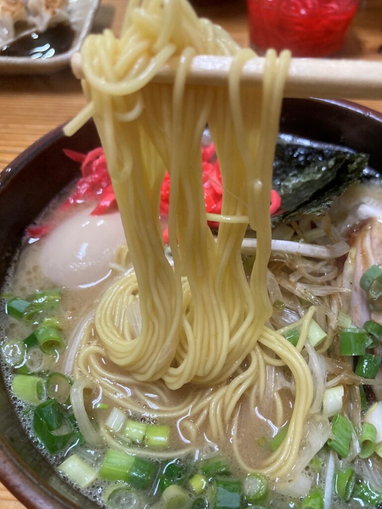 天池家のとんこつラーメンの麺